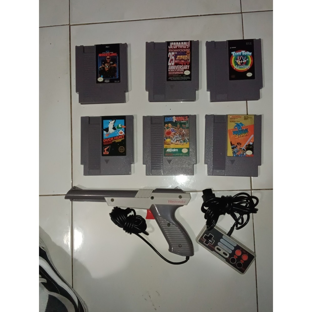 Nintendo NES lot 6 games And Zapper And Controller